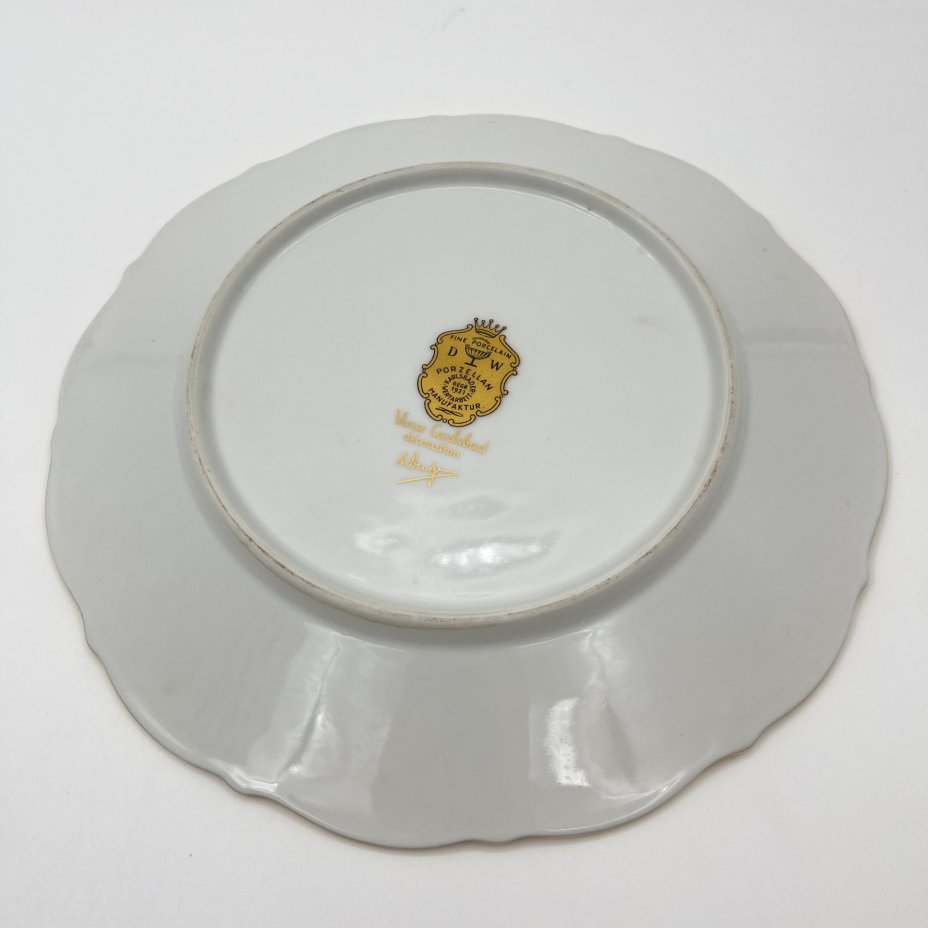 Тарелка, украшенная изображением сюжетов по картинам Жан-Оноре Фрагонара, фарфор, деколь, золочение, DW Karlsbader, Чехия, 1970-1990 гг.