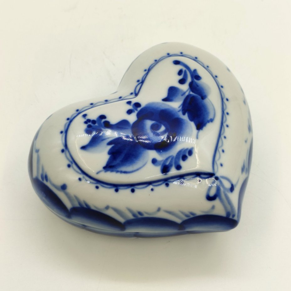 Шкатулка для мелочей (украшений) в форме сердца с цветочным декором, Гжель, фарфор, роспись, Россия, 1998-2015 гг.