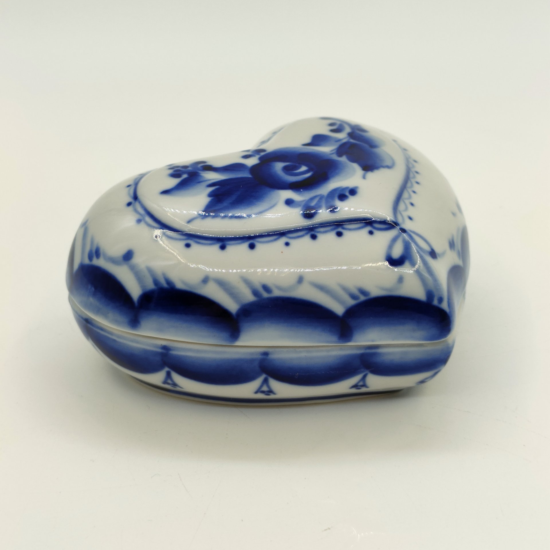 Шкатулка для мелочей (украшений) в форме сердца с цветочным декором, Гжель, фарфор, роспись, Россия, 1998-2015 гг.