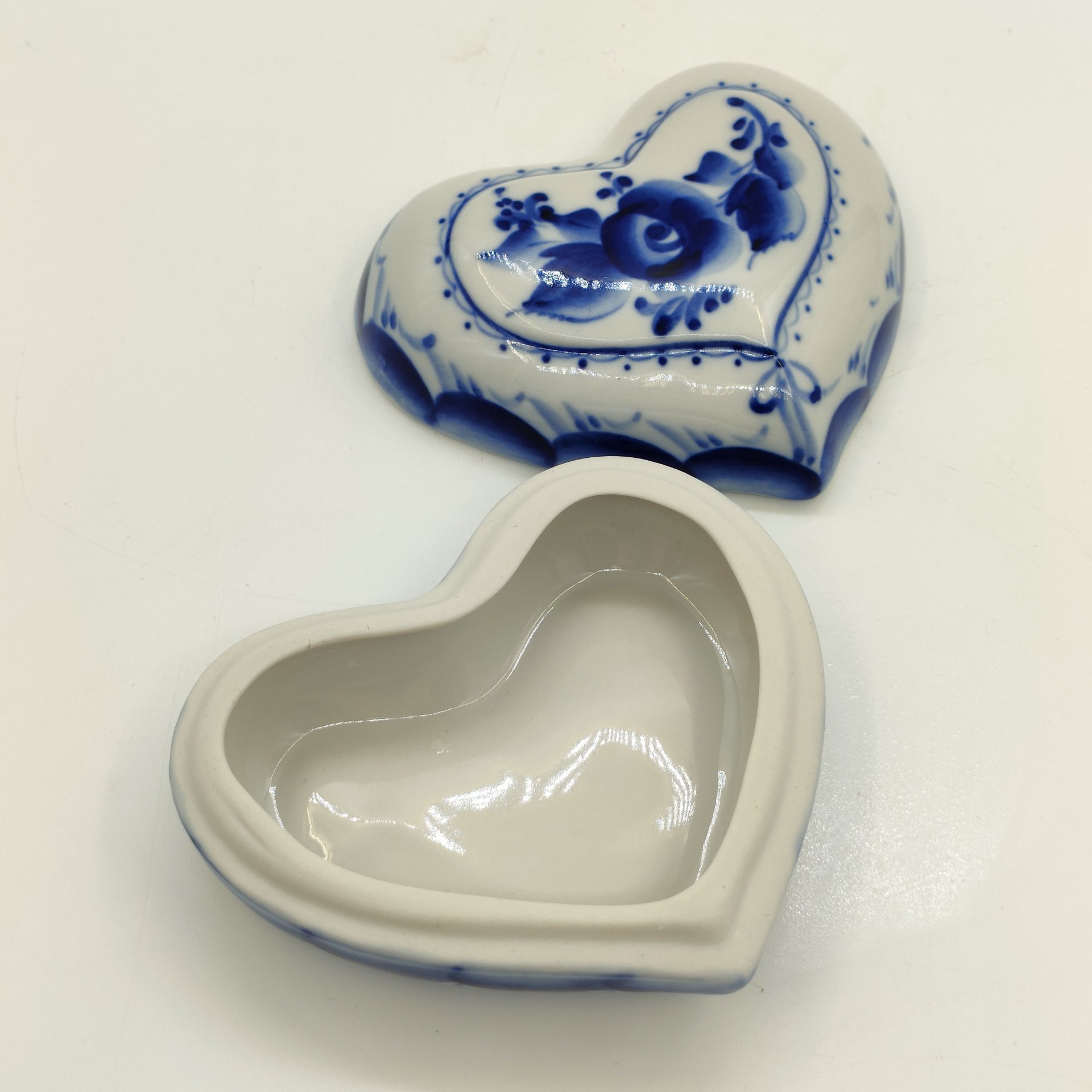 Шкатулка для мелочей (украшений) в форме сердца с цветочным декором, Гжель, фарфор, роспись, Россия, 1998-2015 гг.