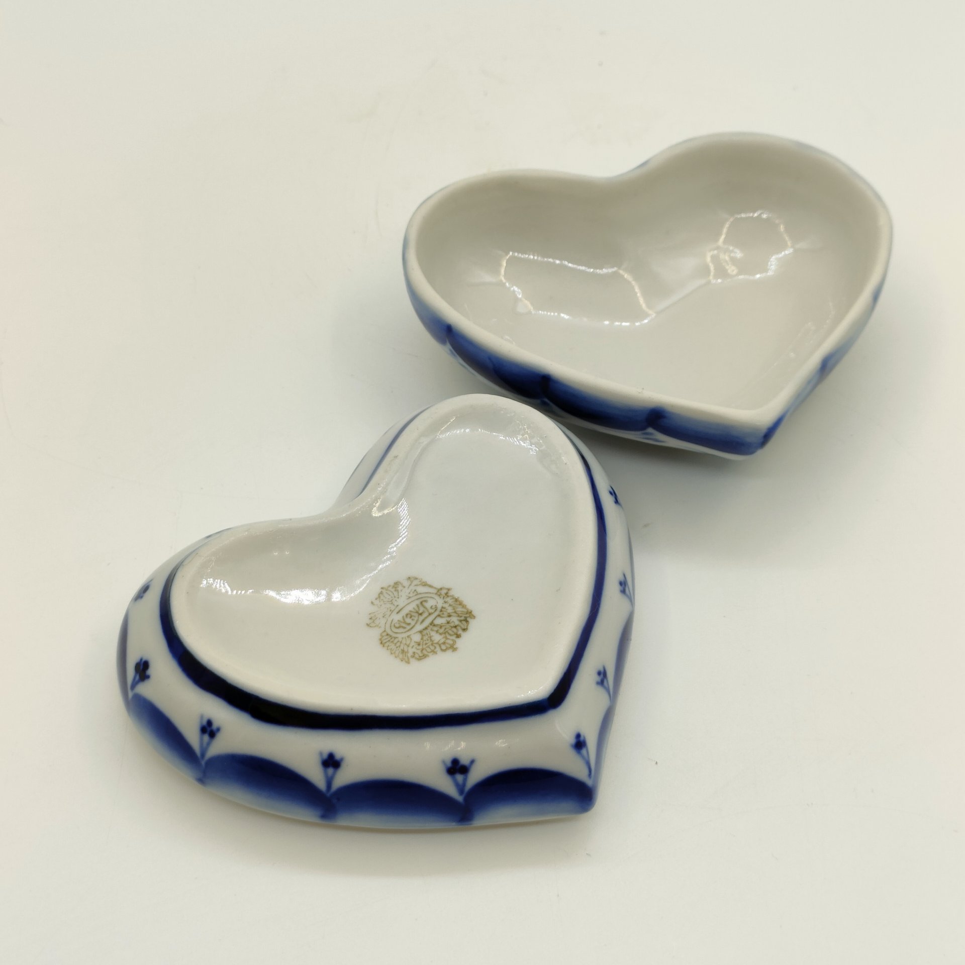 Шкатулка для мелочей (украшений) в форме сердца с цветочным декором, Гжель, фарфор, роспись, Россия, 1998-2015 гг.