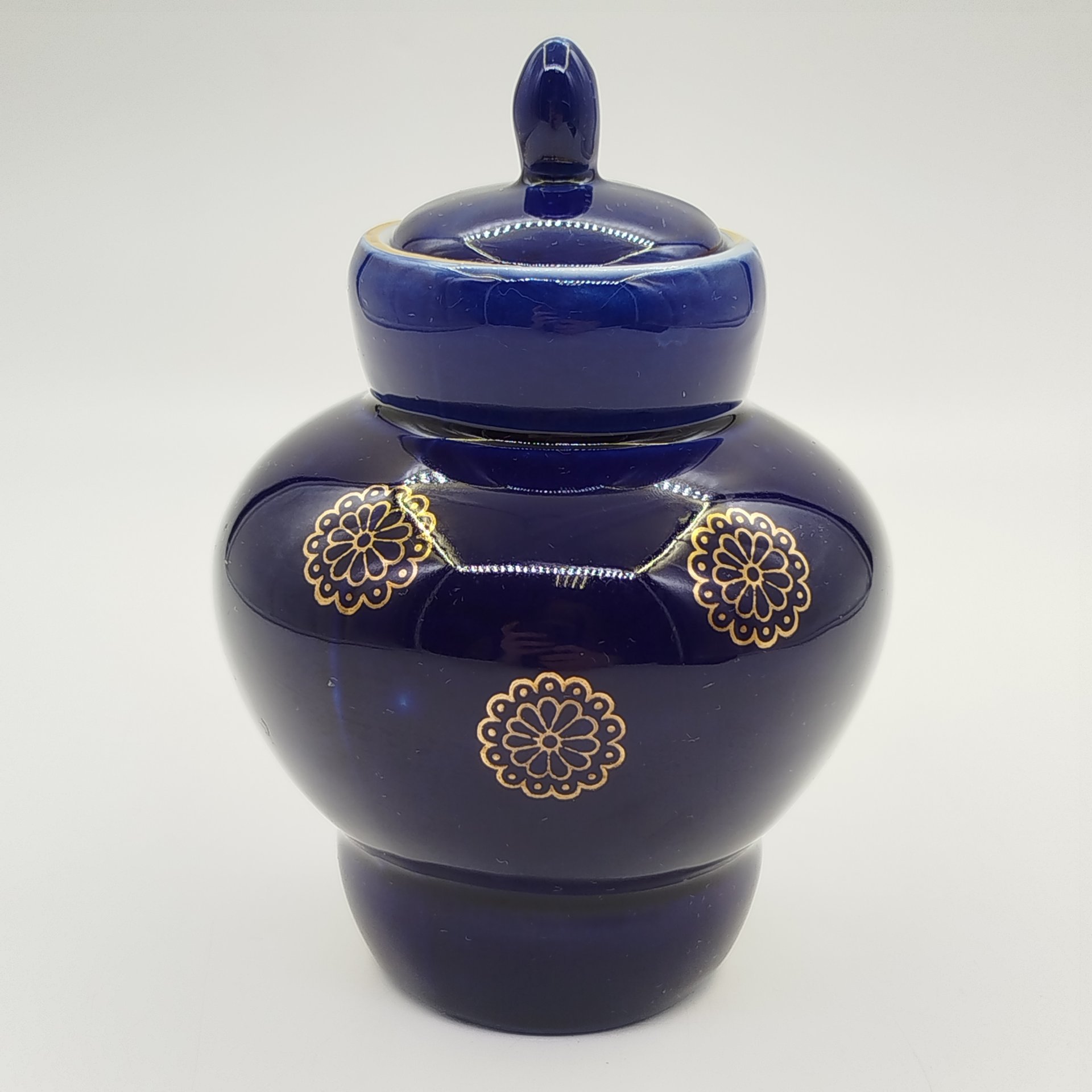 Чайница с цветочным декором