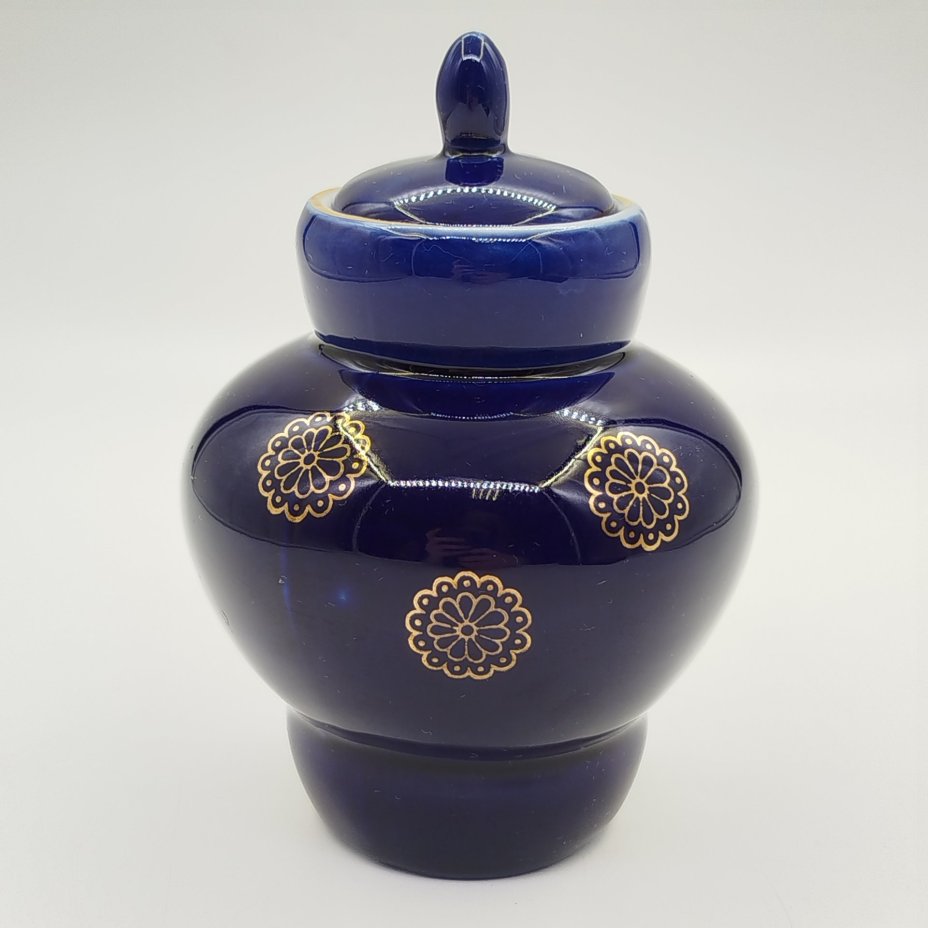 Чайница с цветочным декором