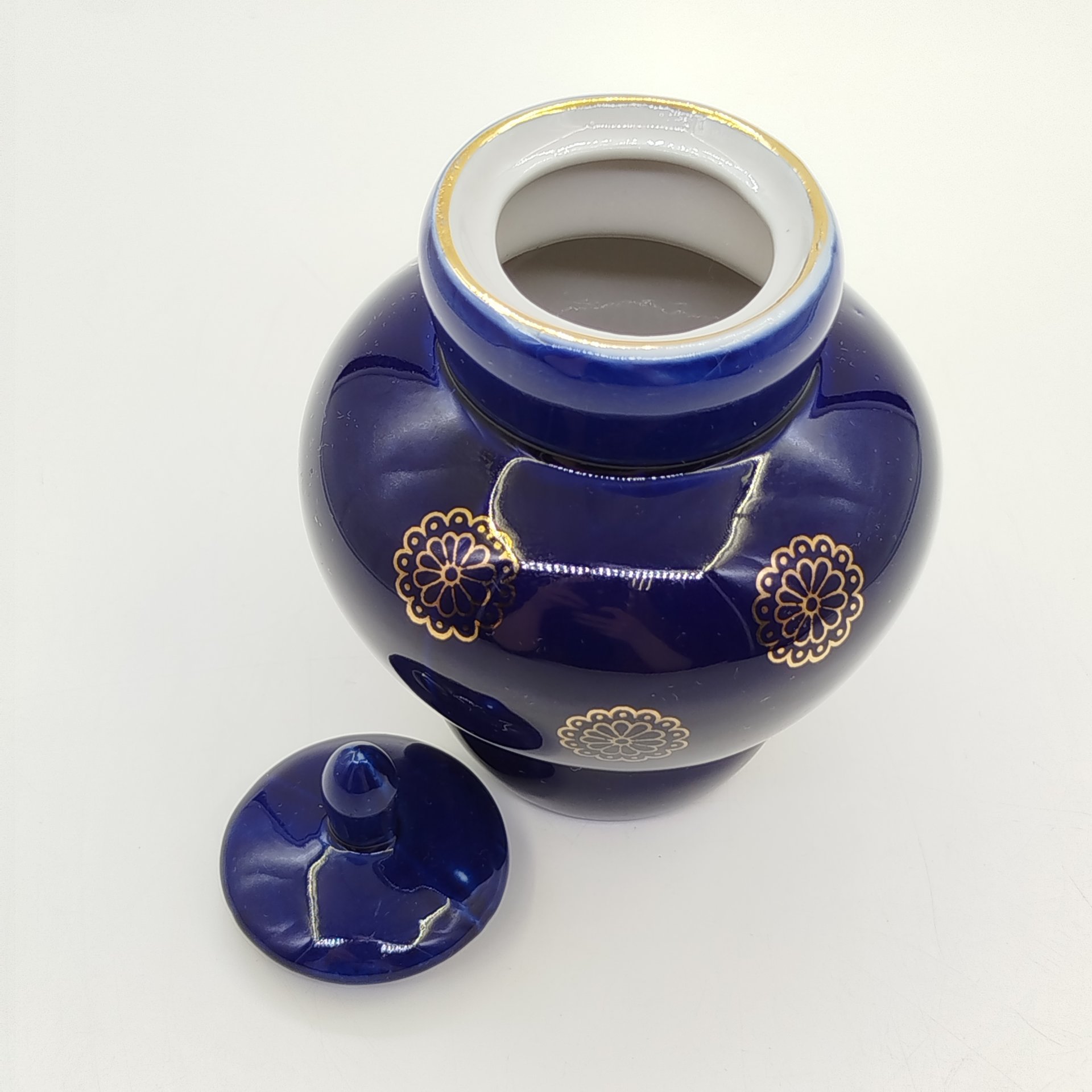 Чайница с цветочным декором