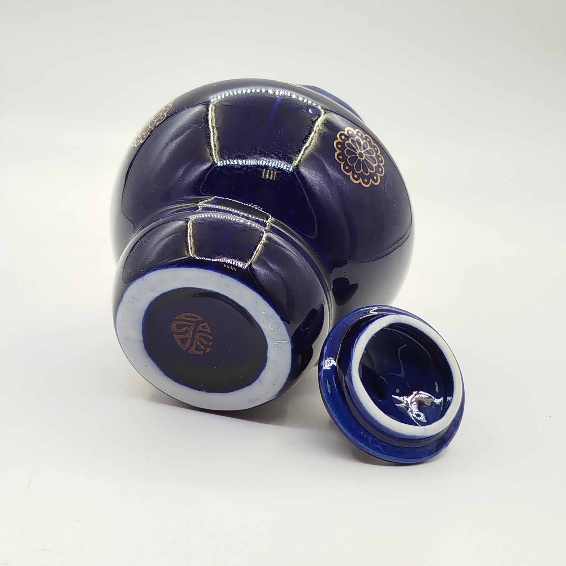 Чайница с цветочным декором