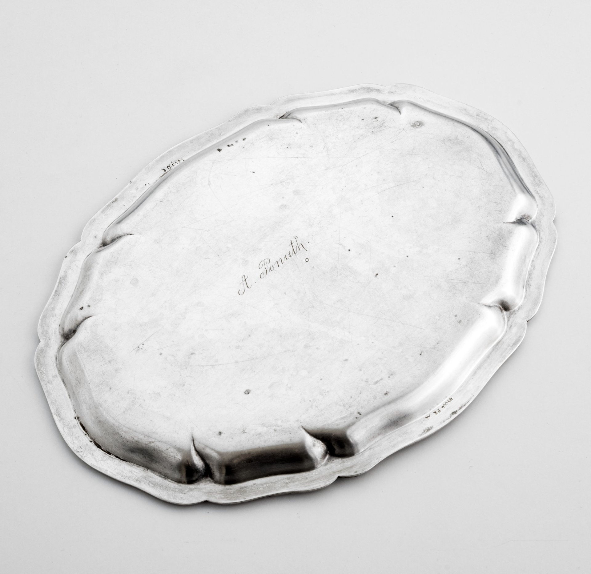 Поднос с фигурным бортом и гравировкой "A. Ponath" на дне, Müller Wilhelm, Германия, 1900-1930 гг.
