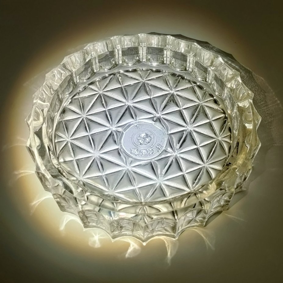 Пепельница, декорированная рельефным геометрическим орнаментом, стекло, пресс, Уршельский стеклозавод имени 10-й годовщины Октября, СССР, 1963-1983 гг.