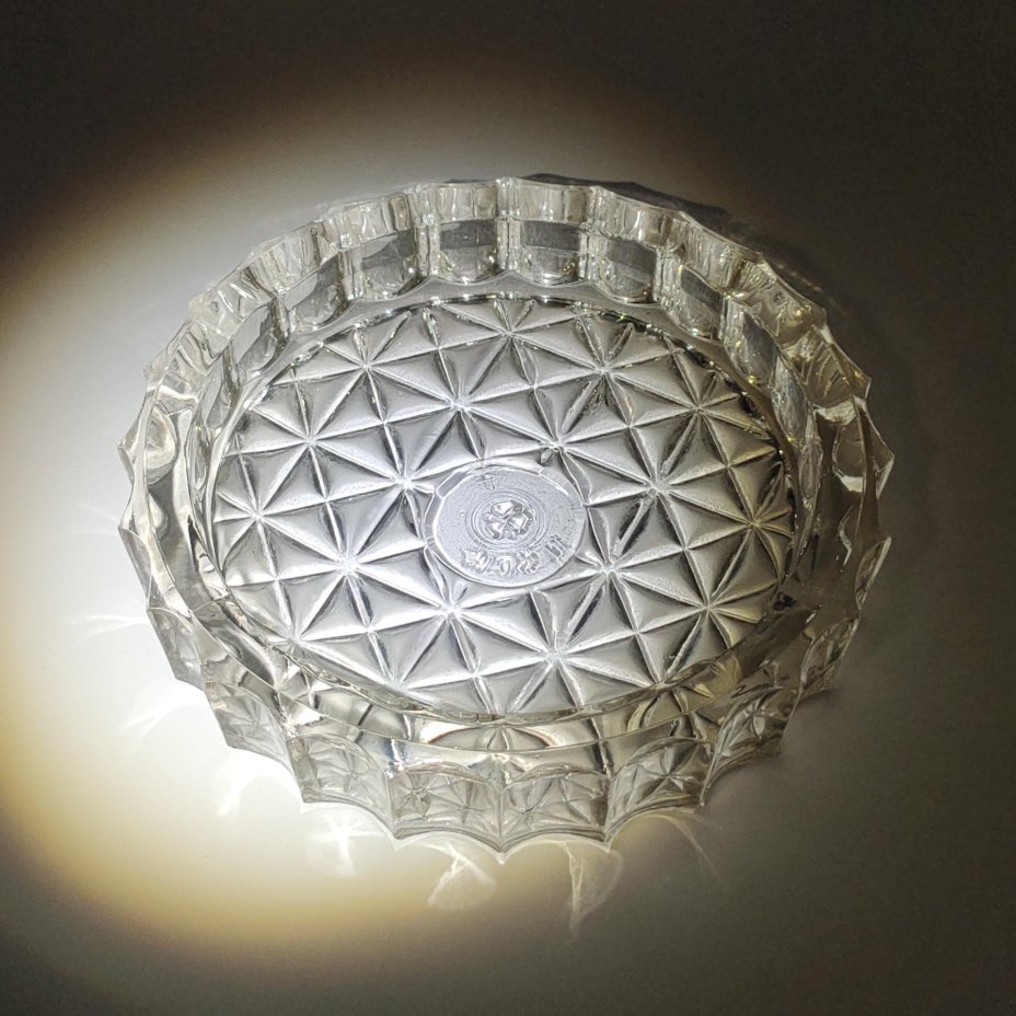 Пепельница, декорированная рельефным геометрическим орнаментом, стекло, пресс, Уршельский стеклозавод имени 10-й годовщины Октября, СССР, 1963-1983 гг.