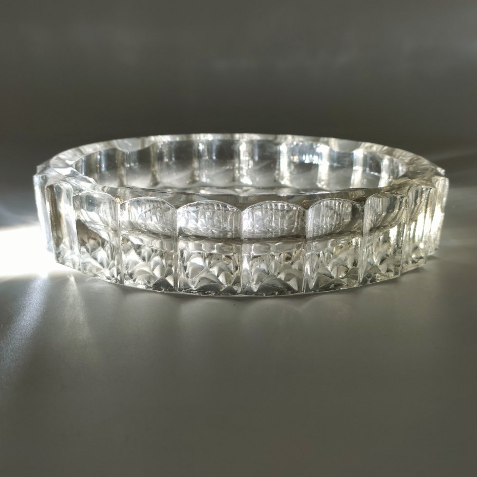 Пепельница, декорированная рельефным геометрическим орнаментом, стекло, пресс, Уршельский стеклозавод имени 10-й годовщины Октября, СССР, 1963-1983 гг.