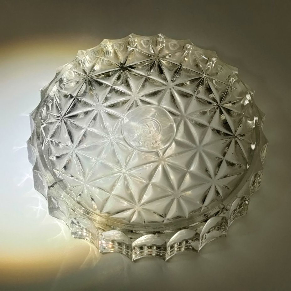 Пепельница, декорированная рельефным геометрическим орнаментом, стекло, пресс, Уршельский стеклозавод имени 10-й годовщины Октября, СССР, 1963-1983 гг.