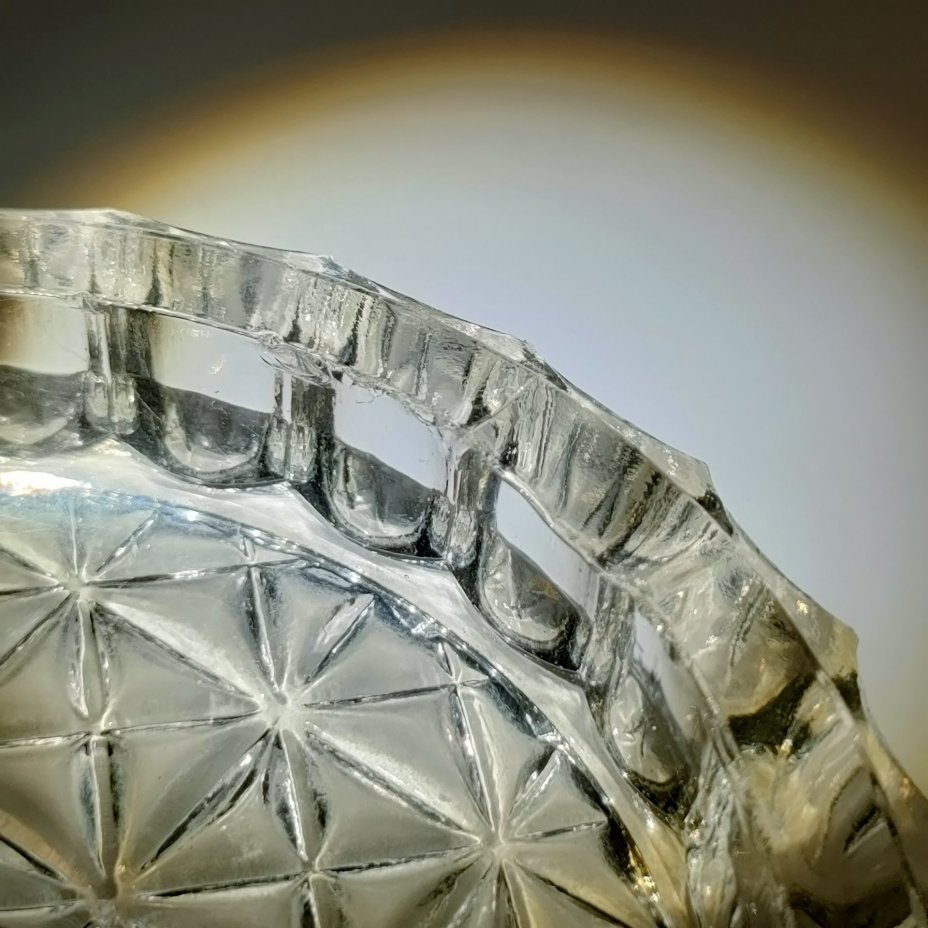 Пепельница, декорированная рельефным геометрическим орнаментом, стекло, пресс, Уршельский стеклозавод имени 10-й годовщины Октября, СССР, 1963-1983 гг.