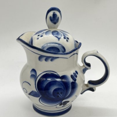 Молочник с крышкой с расписным цветочным декором (крышка в подборе), фарфор, роспись, Объединение «Гжель», СССР, 1970-1980 гг.