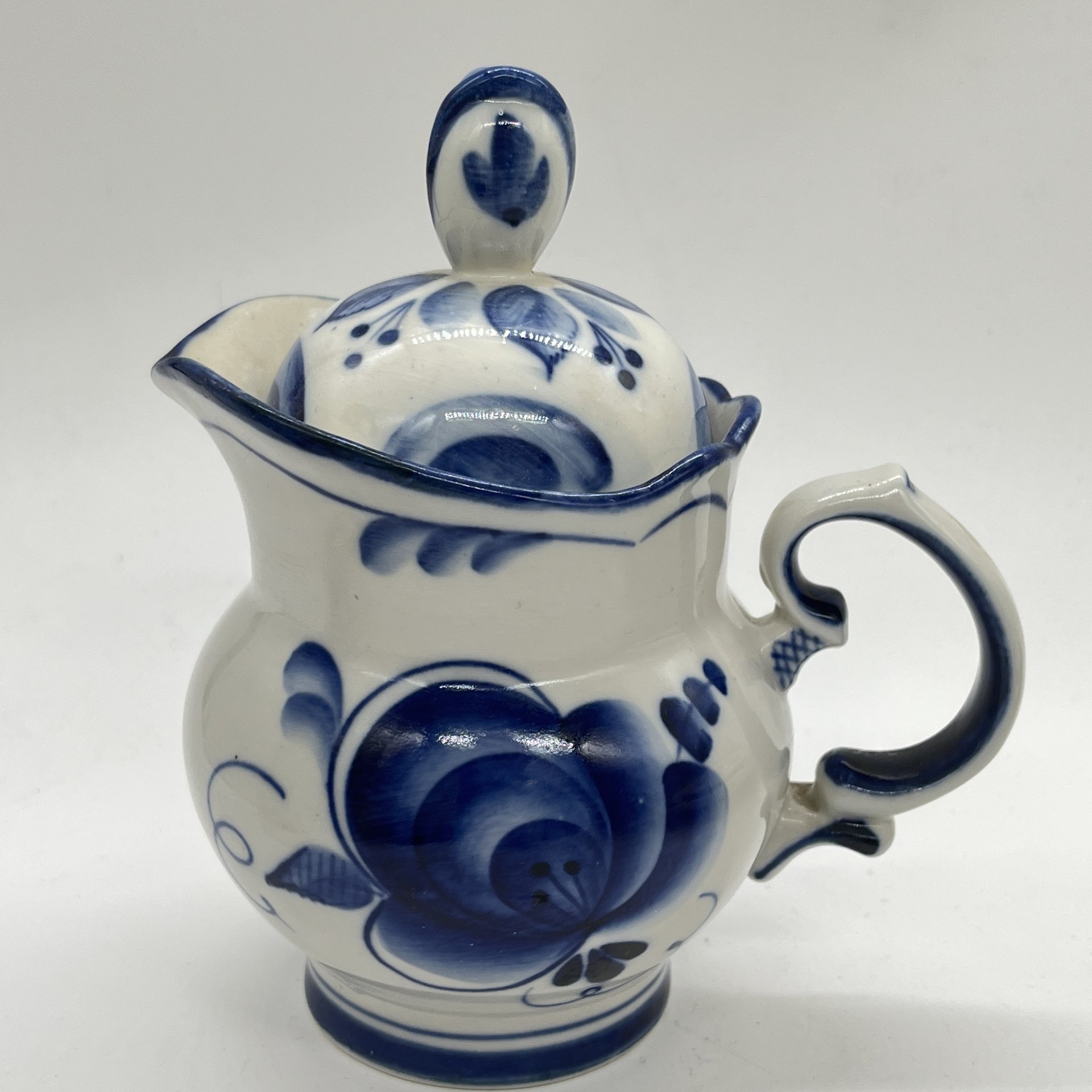 Молочник с крышкой с расписным цветочным декором (крышка в подборе), фарфор, роспись, Объединение «Гжель», СССР, 1970-1980 гг.