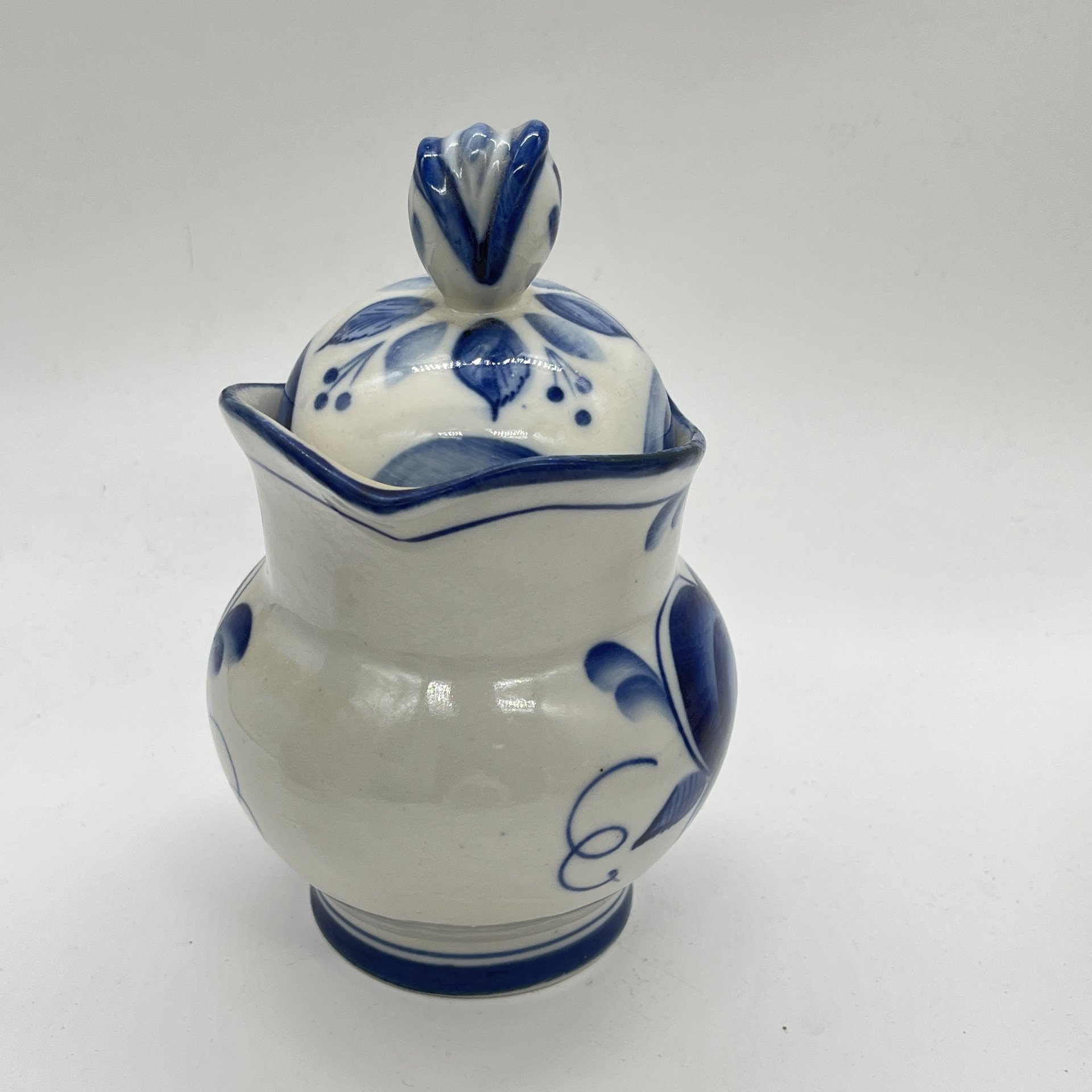 Молочник с крышкой с расписным цветочным декором (крышка в подборе), фарфор, роспись, Объединение «Гжель», СССР, 1970-1980 гг.