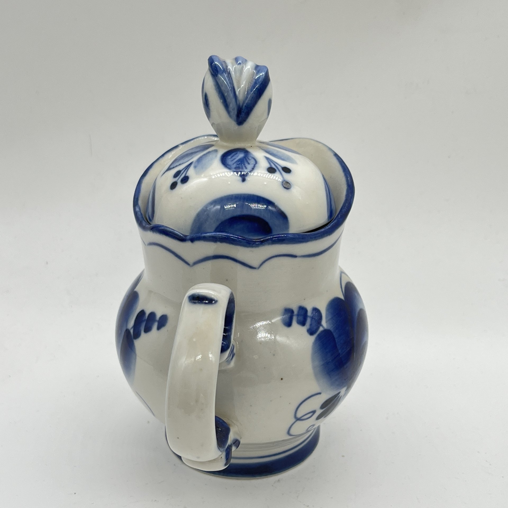 Молочник с крышкой с расписным цветочным декором (крышка в подборе), фарфор, роспись, Объединение «Гжель», СССР, 1970-1980 гг.