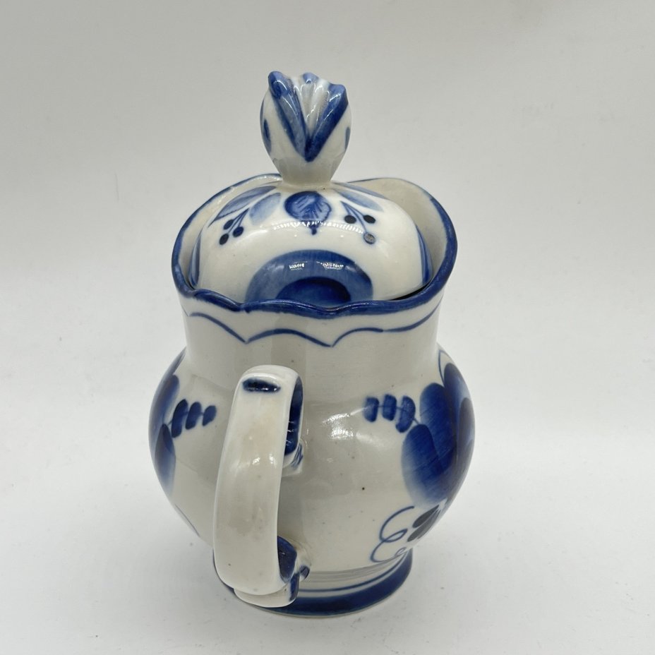 Молочник с крышкой с расписным цветочным декором (крышка в подборе), фарфор, роспись, Объединение «Гжель», СССР, 1970-1980 гг.