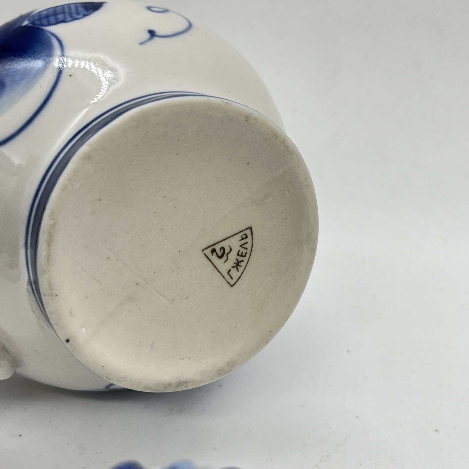 Молочник с крышкой с расписным цветочным декором (крышка в подборе), фарфор, роспись, Объединение «Гжель», СССР, 1970-1980 гг.