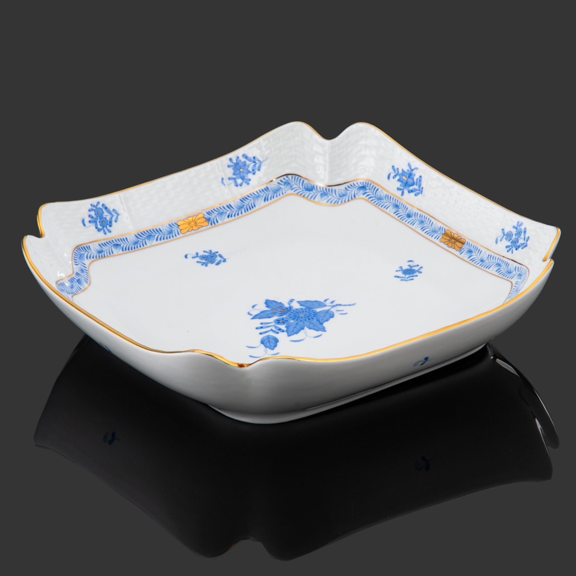 Блюдо сервировочное квадратной формы, выполненное в фирменном дизайне "Chinese Bouquet" ("Apponyi Blue"), фарфор, роспись, золочение, Herend (Херенд), Herend (Херенд)