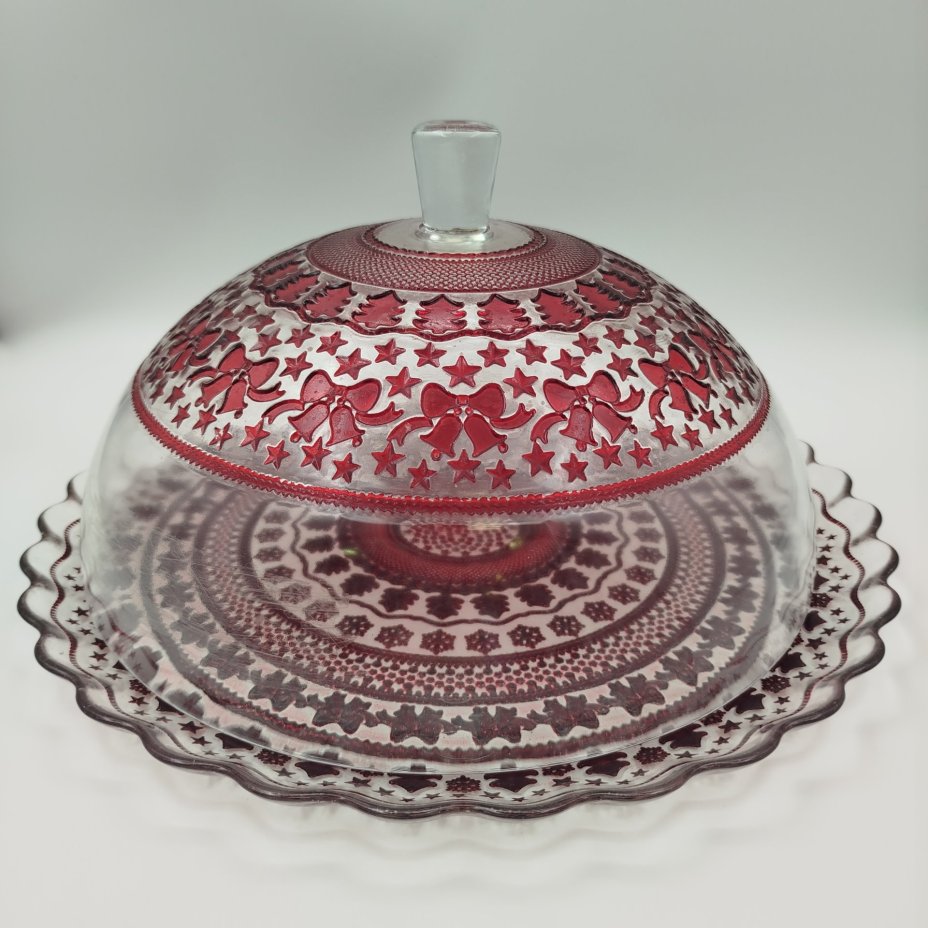 Блюдо с крышкой (клош), украшенный праздничным орнаментом