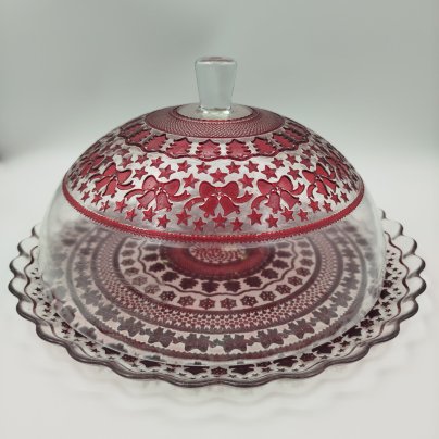 Блюдо с крышкой (клош), украшенный праздничным орнаментом