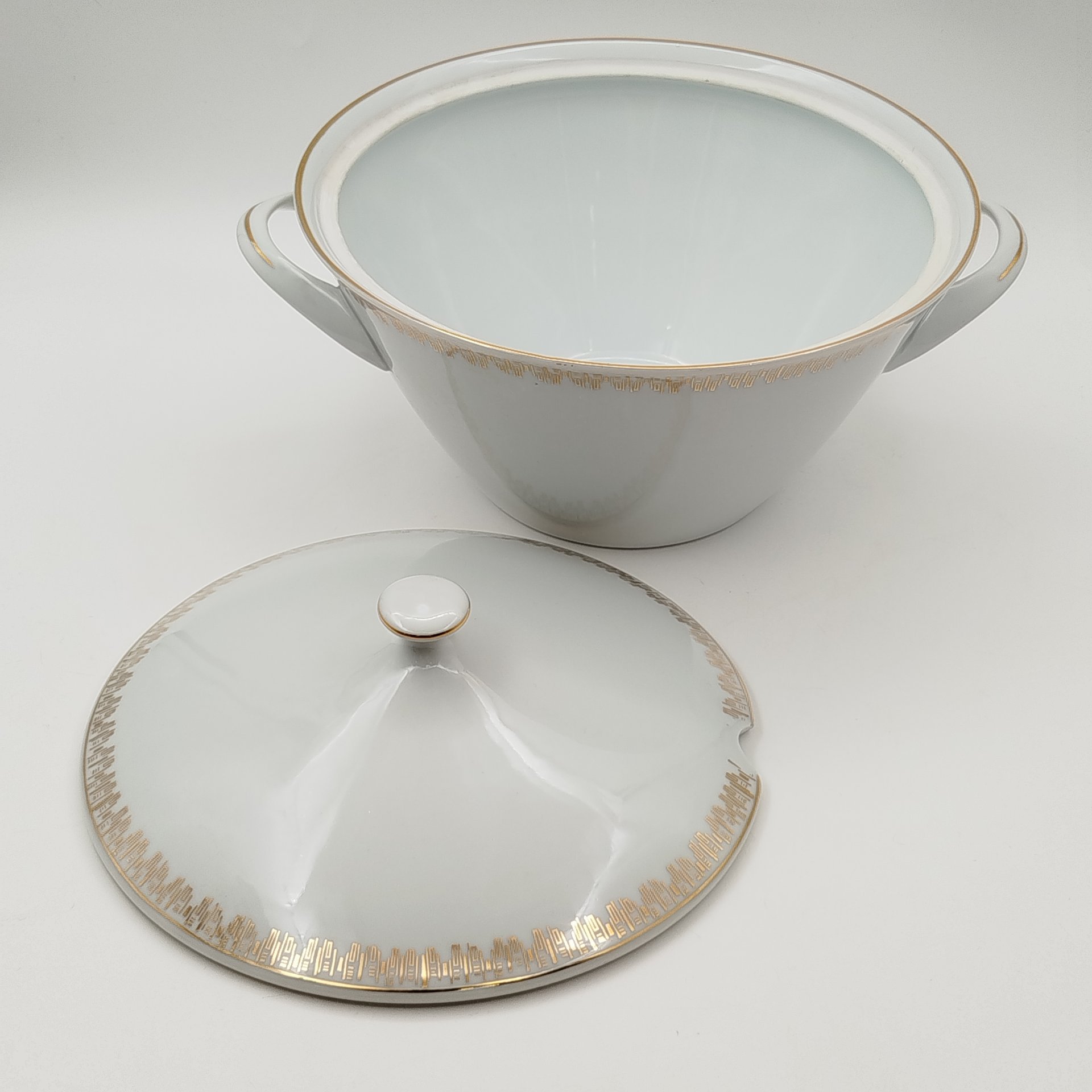 Супница с геометрическим орнаментом вдоль борта, фарфор, золочение, Moritz Zdekauer (MZ), Чехословакия, 1960-1980 гг.