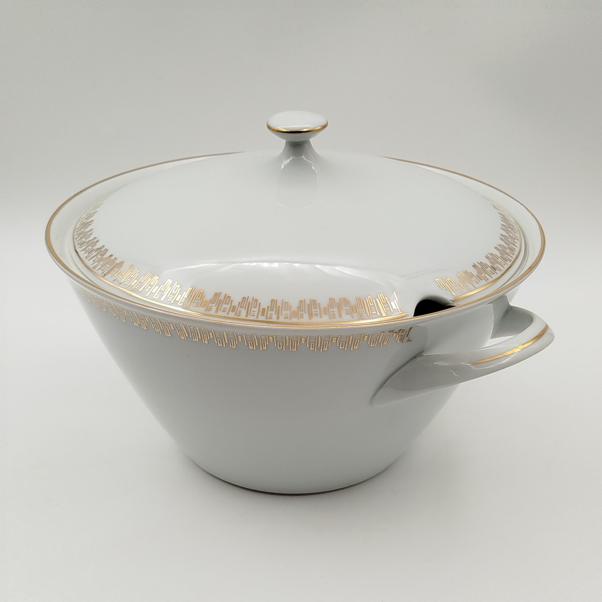 Супница с геометрическим орнаментом вдоль борта, фарфор, золочение, Moritz Zdekauer (MZ), Чехословакия, 1960-1980 гг.