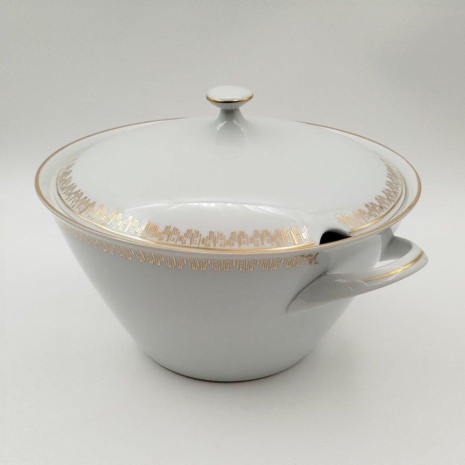 Супница с геометрическим орнаментом вдоль борта