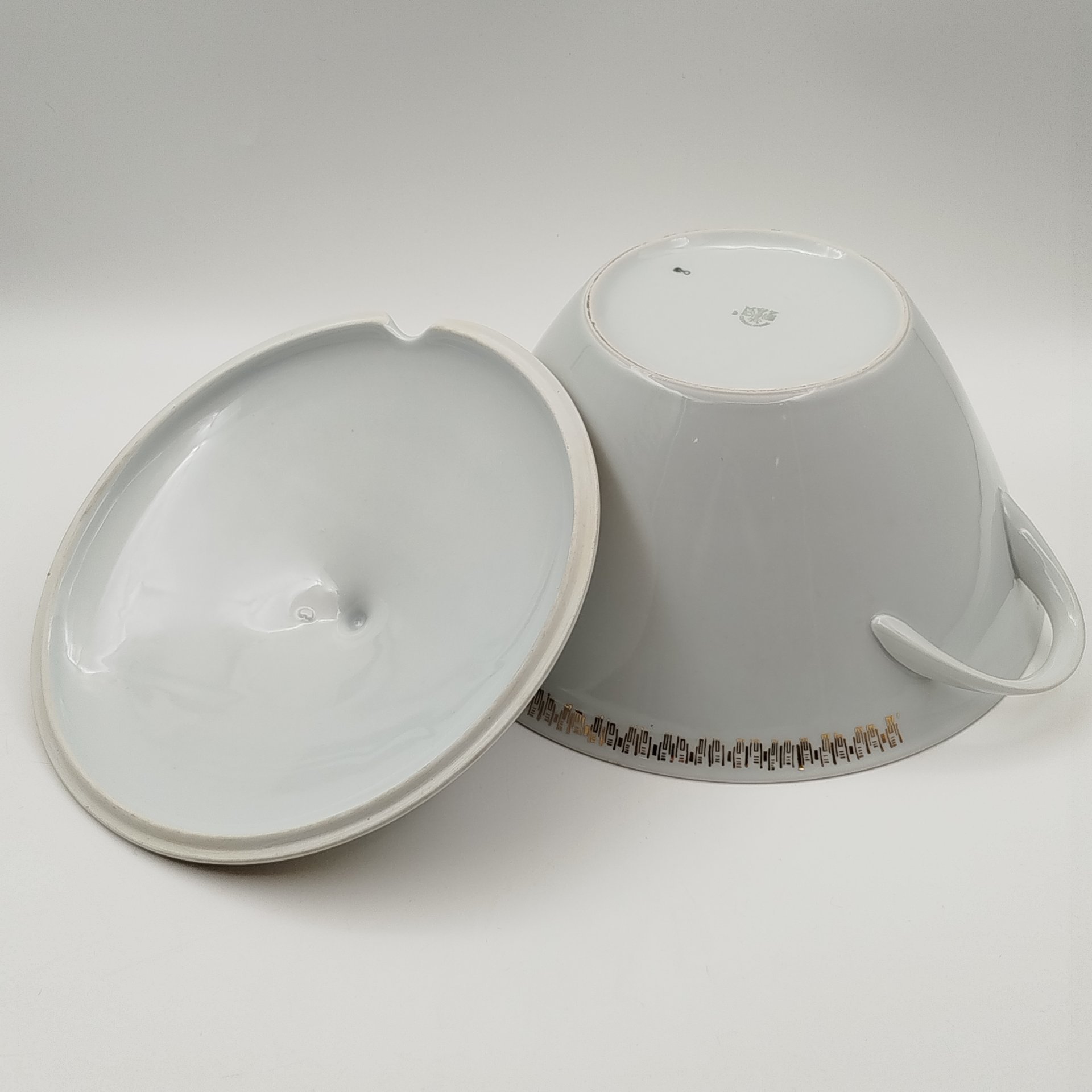 Супница с геометрическим орнаментом вдоль борта, фарфор, золочение, Moritz Zdekauer (MZ), Чехословакия, 1960-1980 гг.