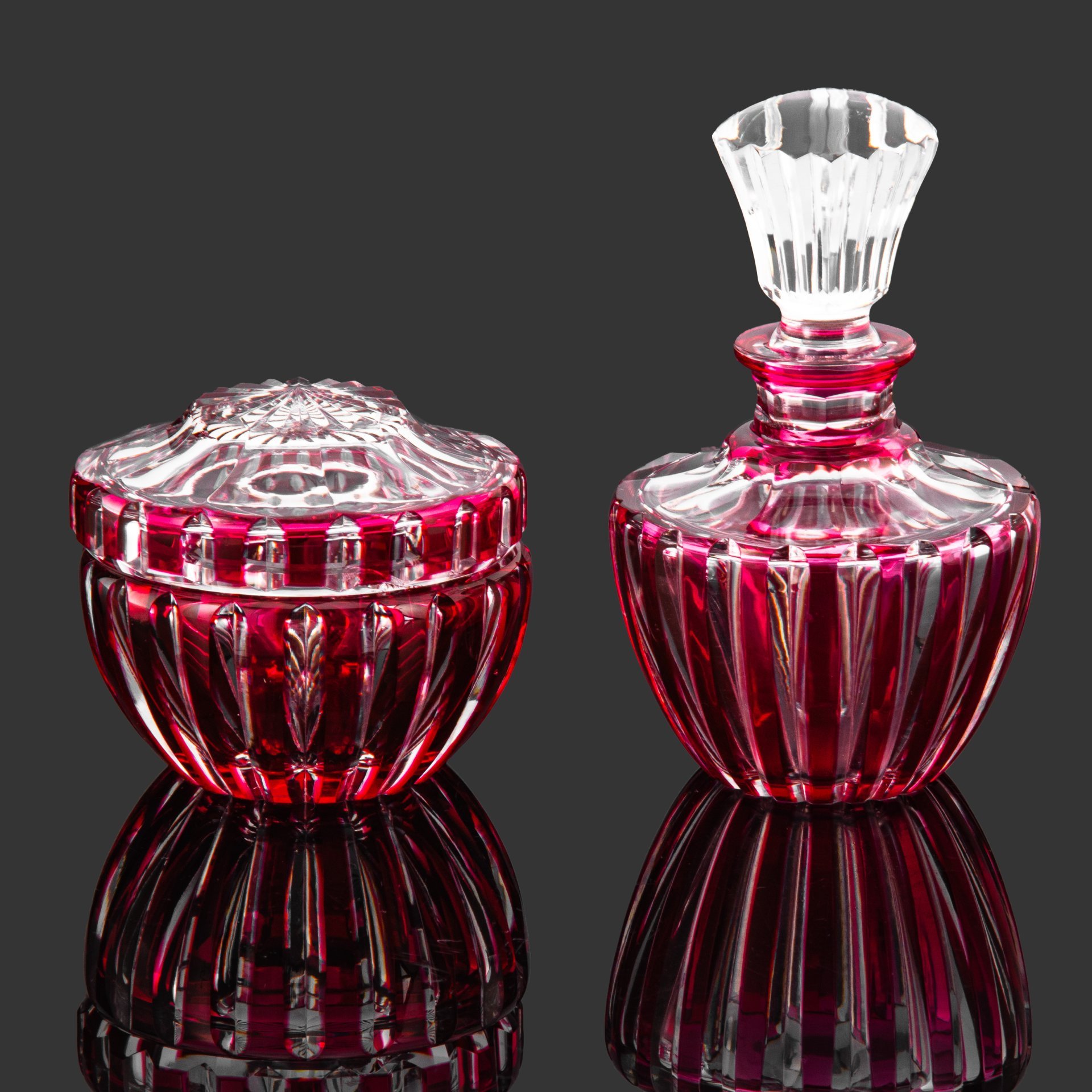 Парфюмерный набор (дамский набор для туалетного столика), состоящий из флакона для духов и шкатулки, хрусталь, гранение, Val Saint Lambert, Бельгия, 1950-1960 гг.