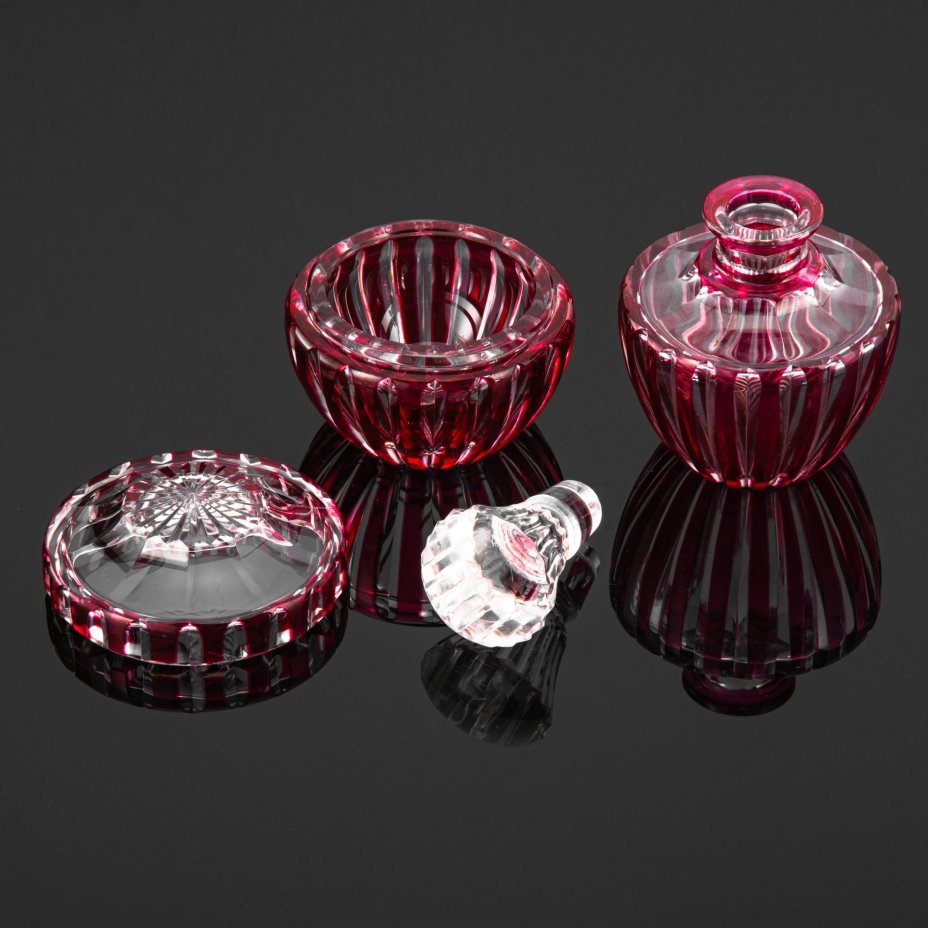 Парфюмерный набор (дамский набор для туалетного столика), состоящий из флакона для духов и шкатулки, хрусталь, гранение, Val Saint Lambert, Бельгия, 1950-1960 гг.