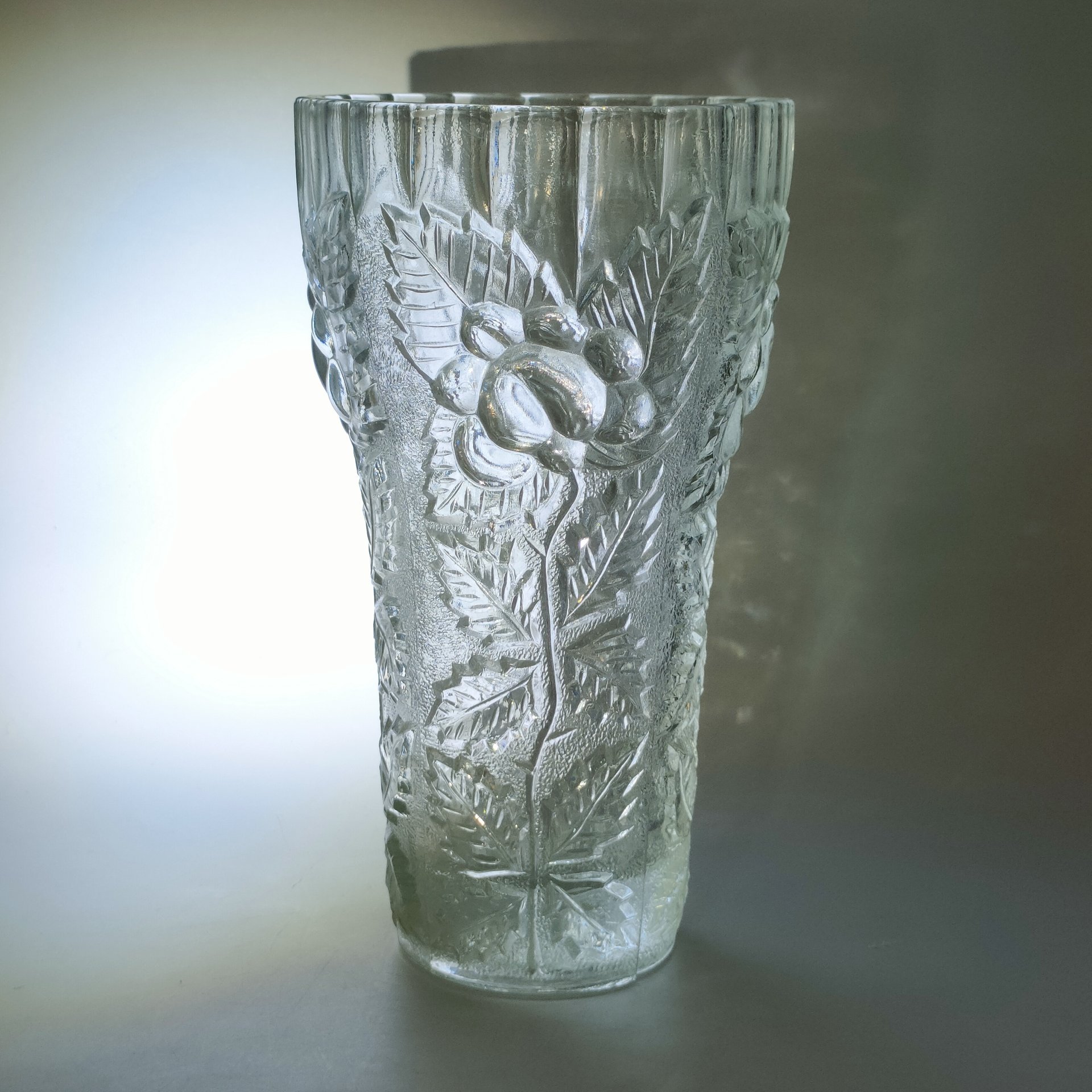 Ваза с рельефным цветочным декором, стекло, пресс, Опытный стекольный завод, СССР, 1960-1980 гг.