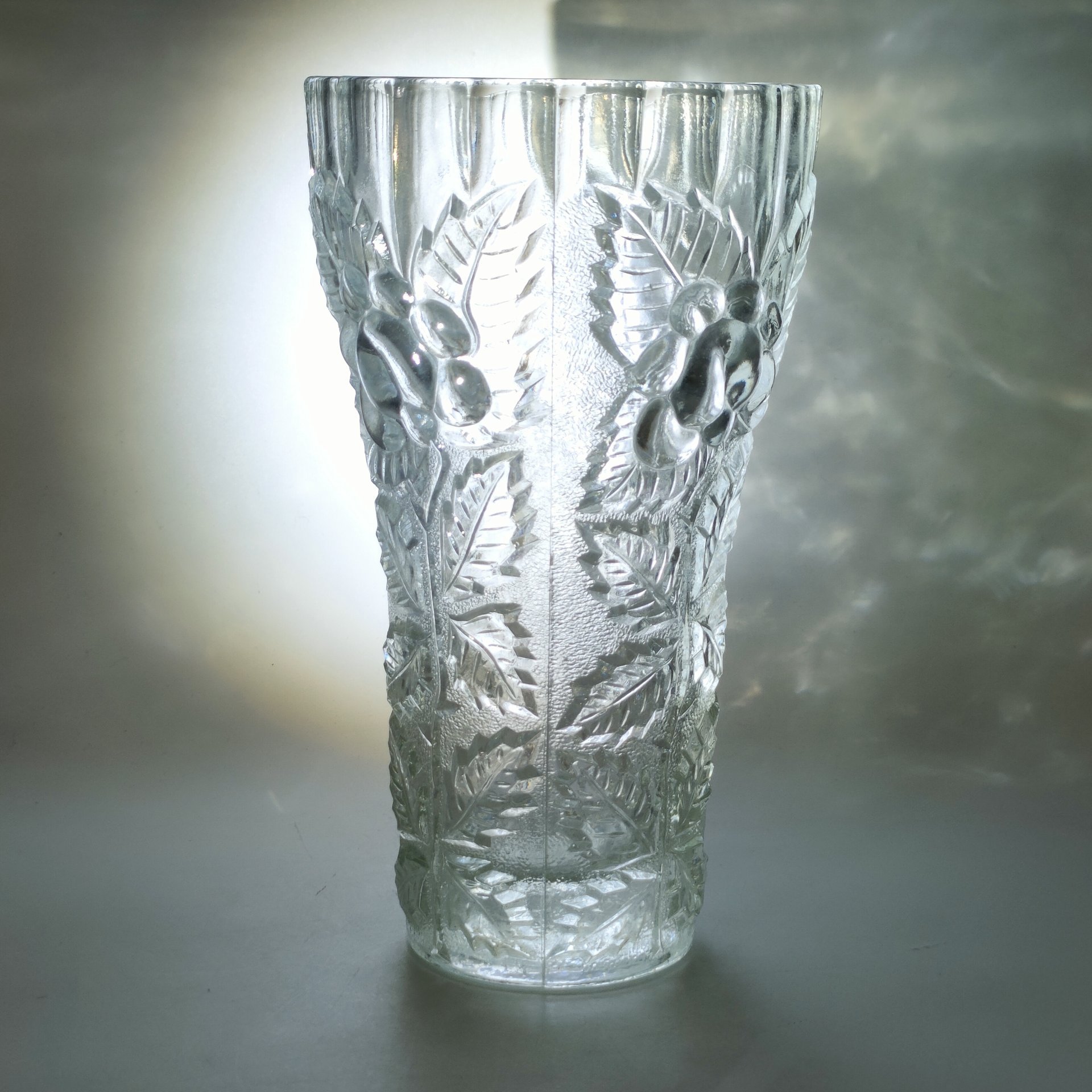 Ваза с рельефным цветочным декором, стекло, пресс, Опытный стекольный завод, СССР, 1960-1980 гг.