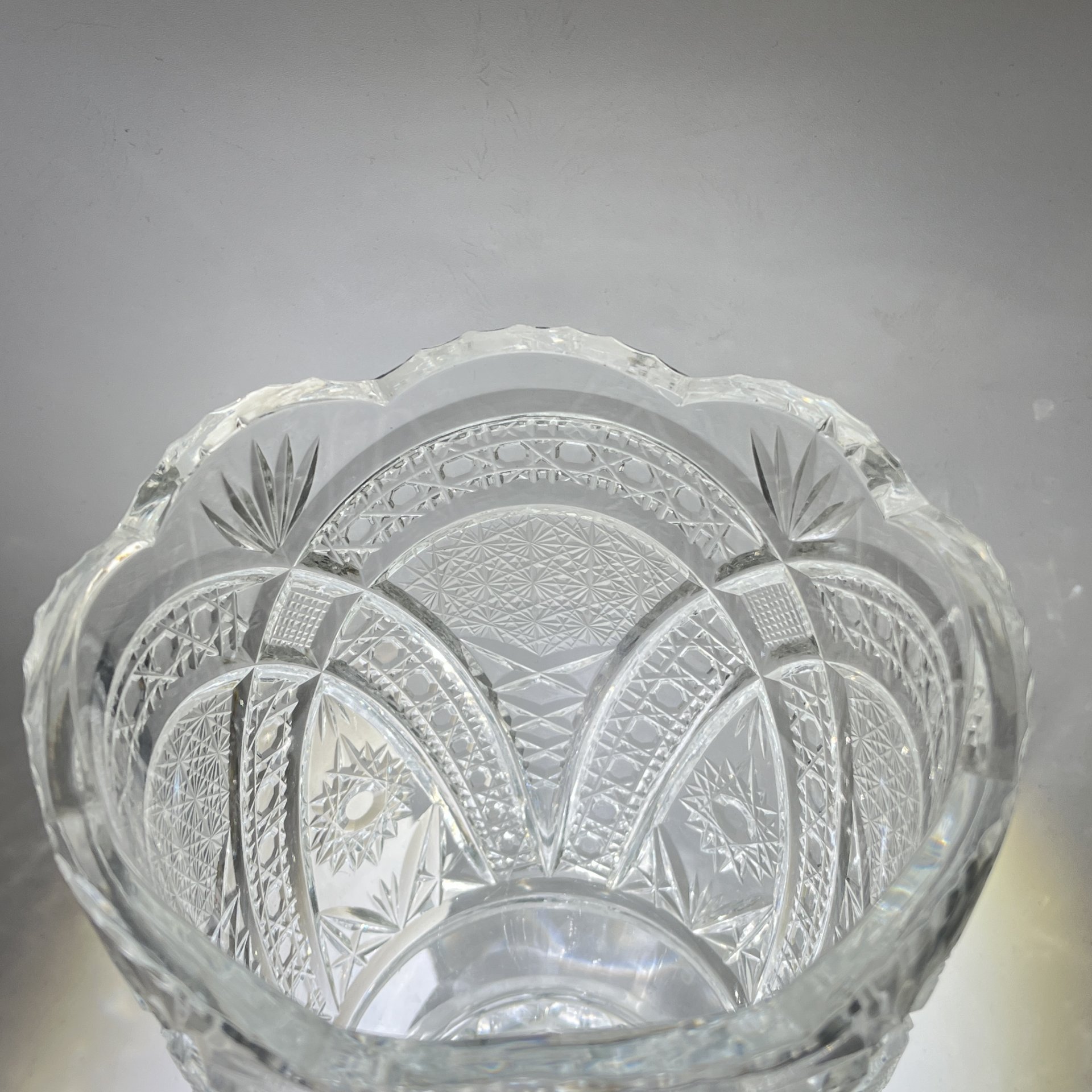 Ваза для букета большая на ножке с резным геометрическим декором, хрусталь, алмазная грань, СССР, 1970-1990 гг.