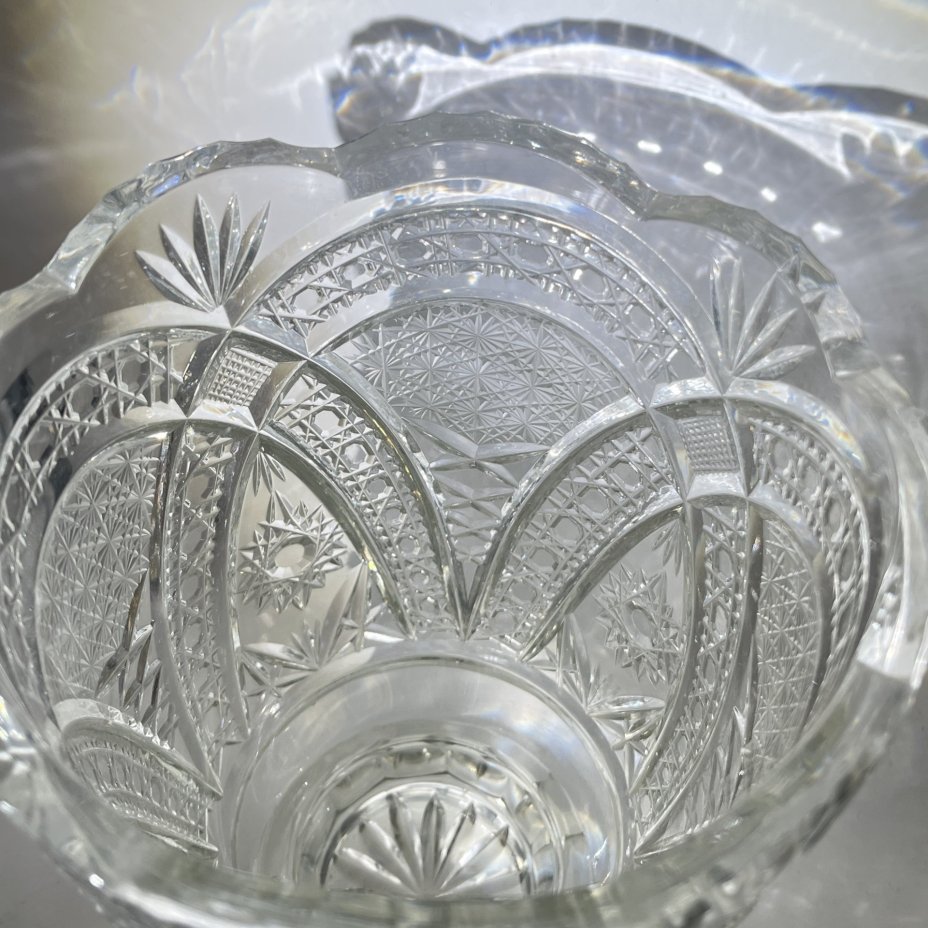 Ваза для букета большая на ножке с резным геометрическим декором