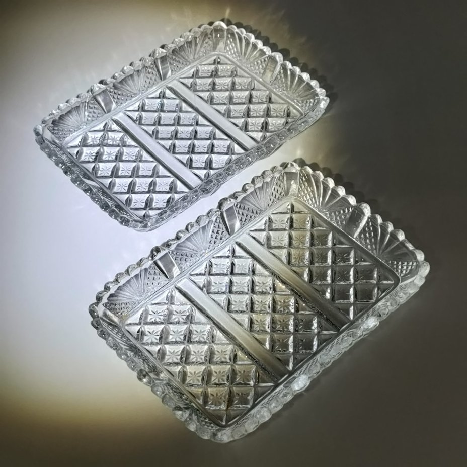 Пара прямоугольных сервировочных блюд, украшенных геометрическим декором, стекло, СССР, 1970-1990 гг.