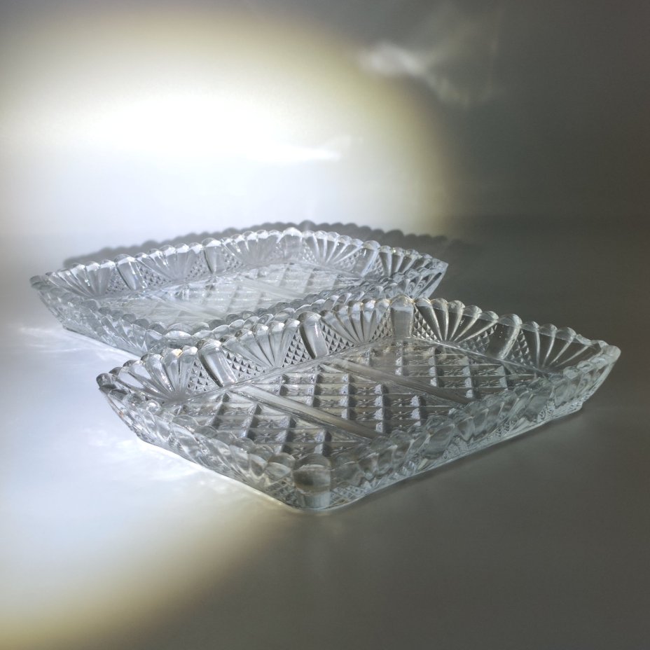 Пара прямоугольных сервировочных блюд, украшенных геометрическим декором