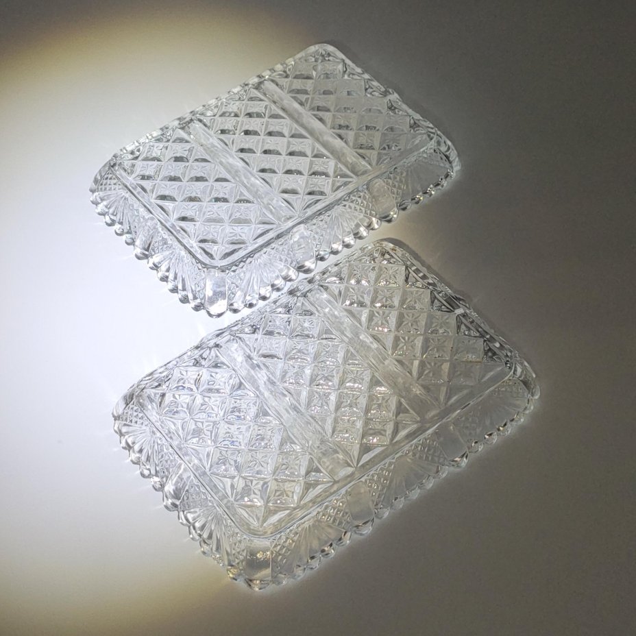 Пара прямоугольных сервировочных блюд, украшенных геометрическим декором