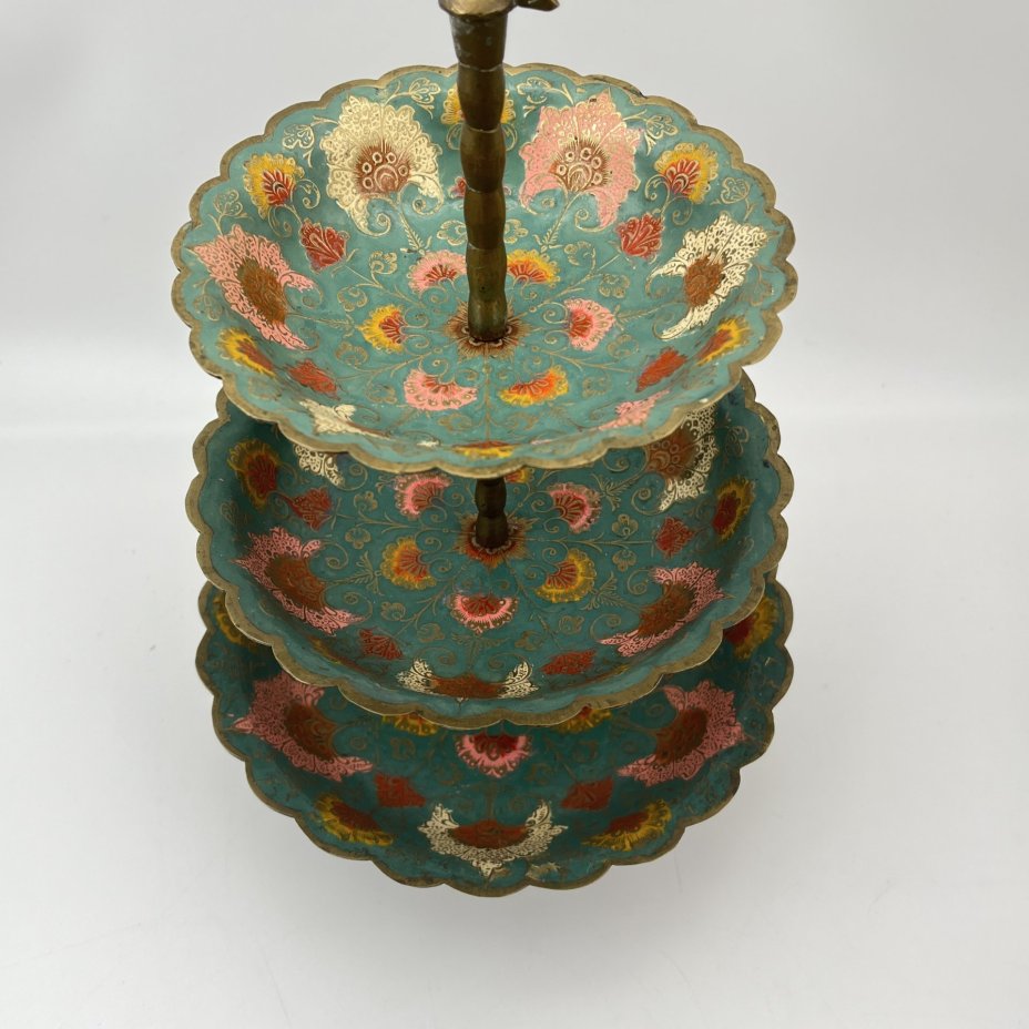 Фруктовница трёхъярусная в восточном стиле с флоральным декором на голубом фоне