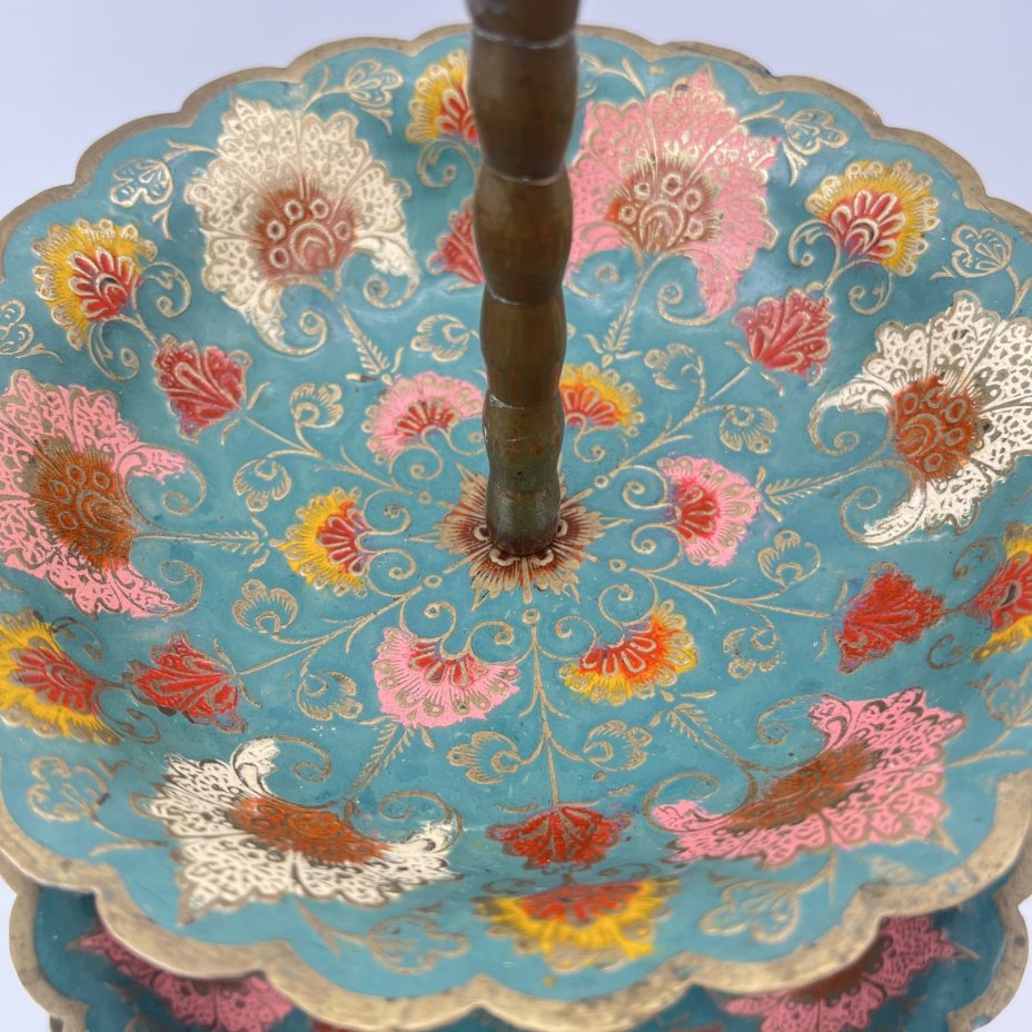 Фруктовница трёхъярусная в восточном стиле с флоральным декором на голубом фоне