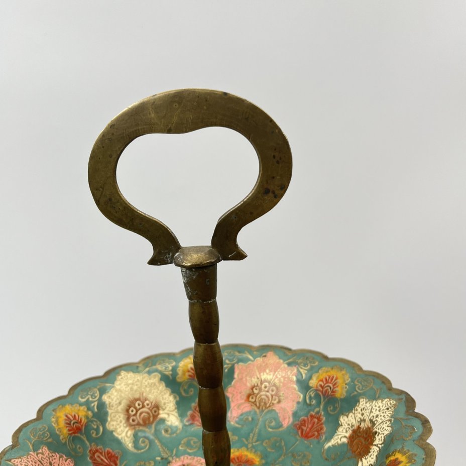 Фруктовница трёхъярусная в восточном стиле с флоральным декором на голубом фоне