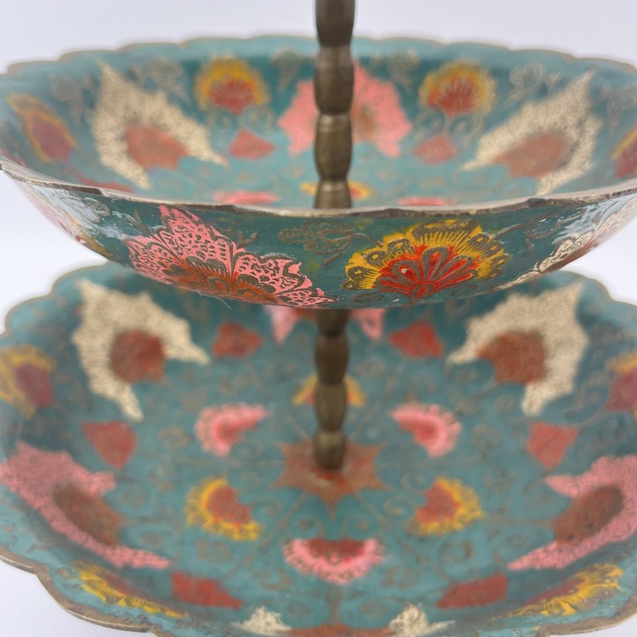 Фруктовница трёхъярусная в восточном стиле с флоральным декором на голубом фоне