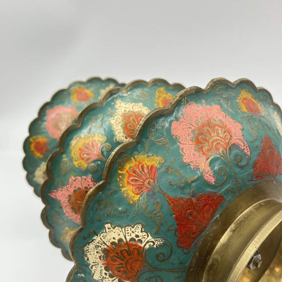 Фруктовница трёхъярусная в восточном стиле с флоральным декором на голубом фоне