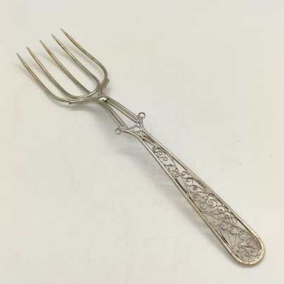 Вилка сервировочная, украшенная в технике ажурной скани на рукоятке, металл, скань, СССР, 1970-1990 гг.