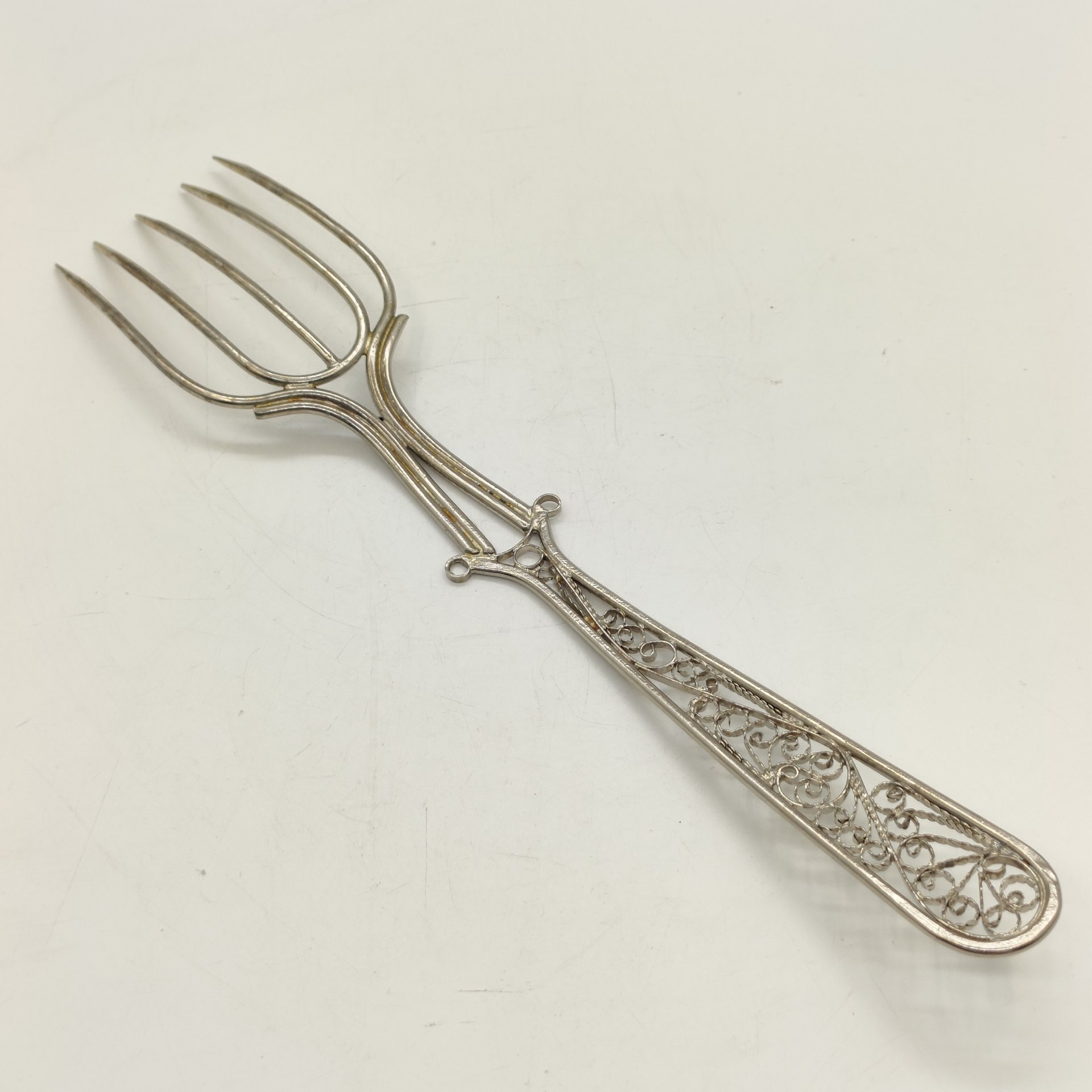 Вилка сервировочная, украшенная в технике ажурной скани на рукоятке, металл, скань, СССР, 1970-1990 гг.