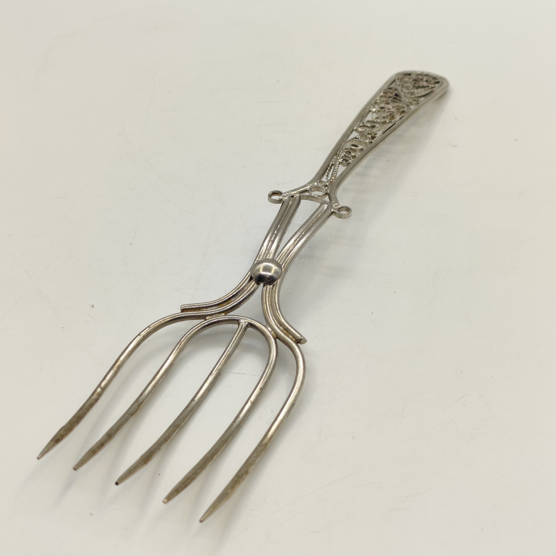 Вилка сервировочная, украшенная в технике ажурной скани на рукоятке, металл, скань, СССР, 1970-1990 гг.