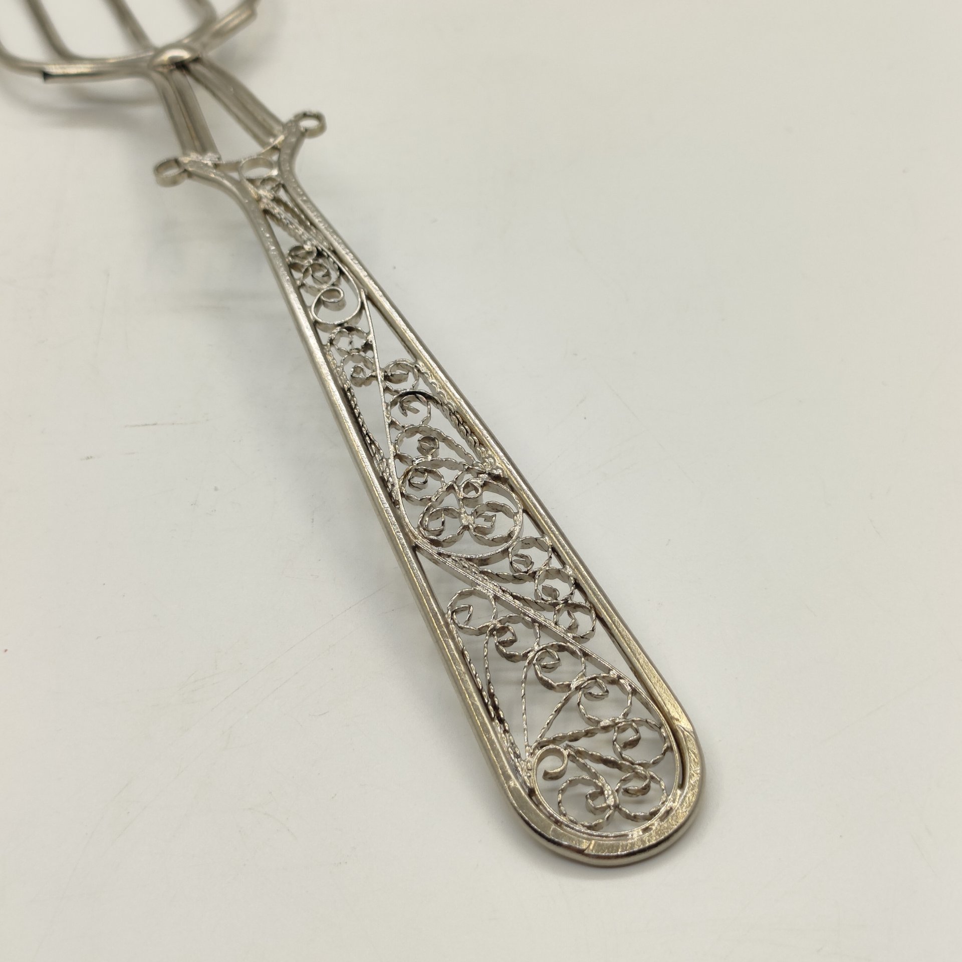 Вилка сервировочная, украшенная в технике ажурной скани на рукоятке, металл, скань, СССР, 1970-1990 гг.