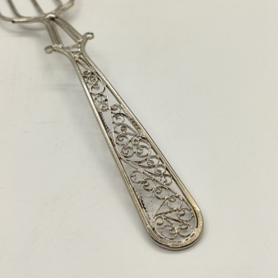 Вилка сервировочная, украшенная в технике ажурной скани на рукоятке