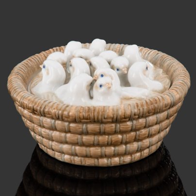 Шкатулка "Корзинка с цыплятами", автор А.Г. Сотников (1904-1989), фарфор, роспись, Дулевский фарфоровый завод (Дулёво), СССР, 1950-1960 гг., Дулевский фарфоровый завод (Дулёво)