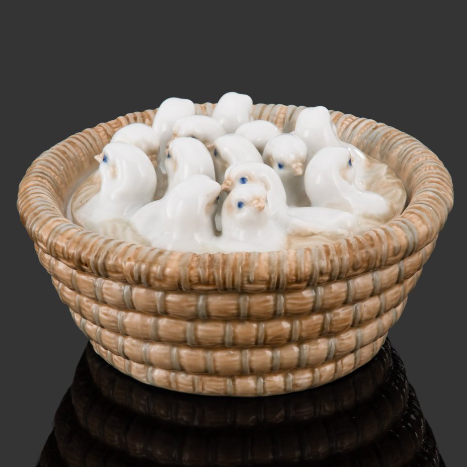Шкатулка "Корзинка с цыплятами", автор А.Г. Сотников (1904-1989), фарфор, роспись, Дулевский фарфоровый завод (Дулёво), СССР, 1950-1960 гг., Дулевский фарфоровый завод (Дулёво)