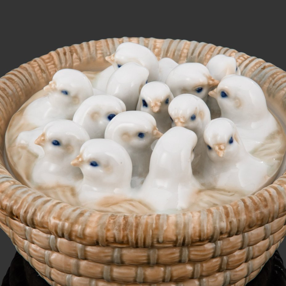 Шкатулка "Корзинка с цыплятами", автор А.Г. Сотников (1904-1989), фарфор, роспись, Дулевский фарфоровый завод (Дулёво), СССР, 1950-1960 гг., Дулевский фарфоровый завод (Дулёво)